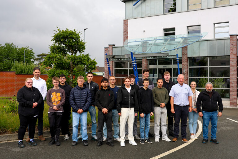 Mehr über den Artikel erfahren Zehn neue Auszubildende starten ins Berufsleben