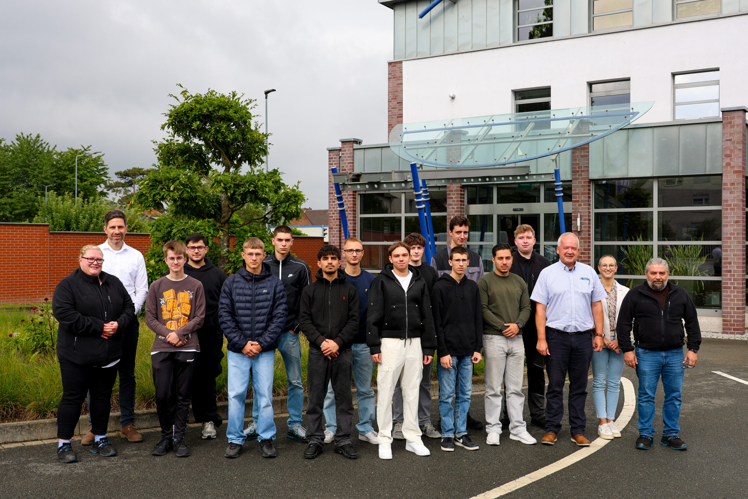 Mehr über den Artikel erfahren Zehn neue Auszubildende starten ins Berufsleben