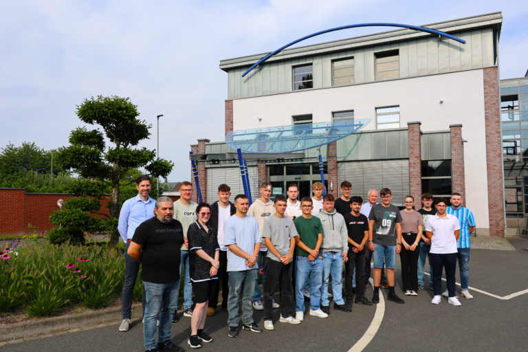 Mehr über den Artikel erfahren Ausbildungsrekord bei der Standard